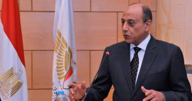 الفريق محمد عباس وزير الطيران المدنى
